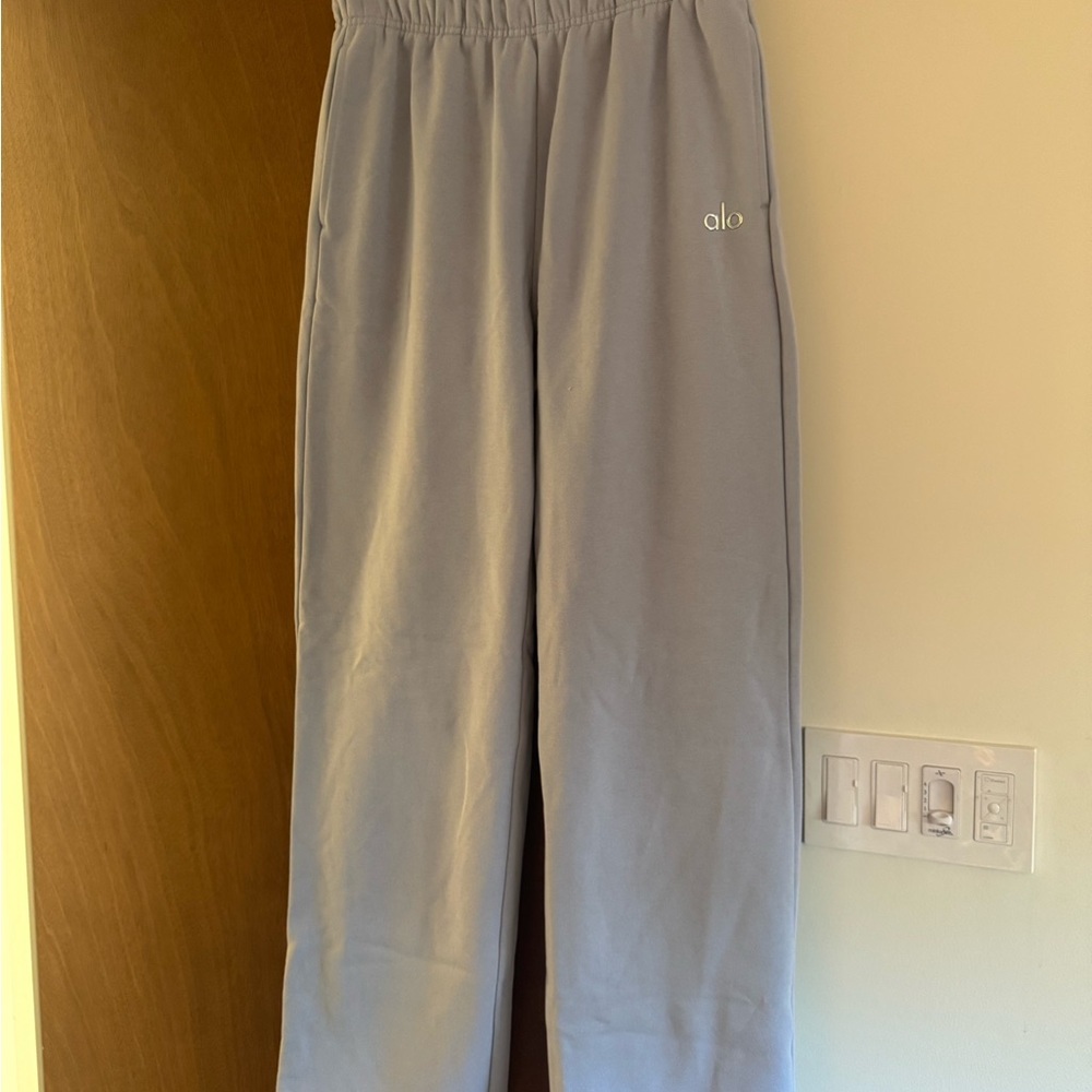 ALO Yoga Womans Light Gray Joggers